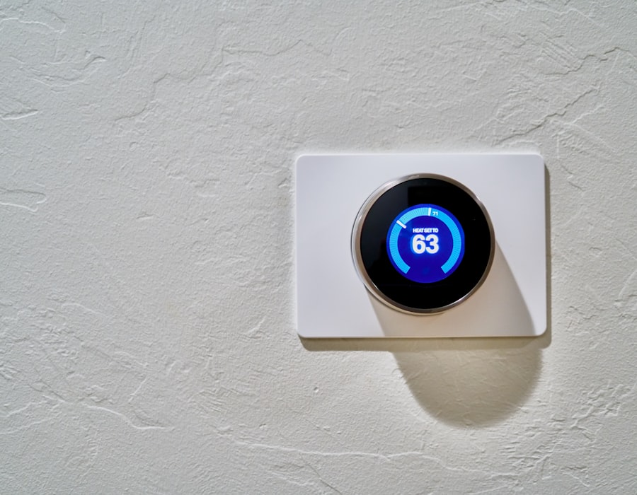 Weißes Smart-Home-Thermostat an der Wand